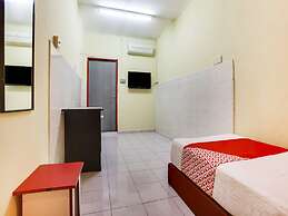 OYO 89615 T Family Hotel