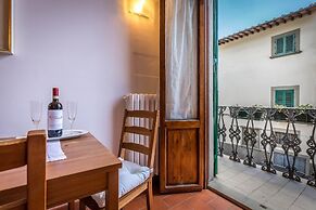 Classic Tuscany Apartment B by Mmega