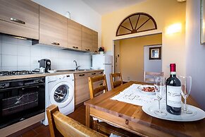 Classic Tuscany Apartment B by Mmega