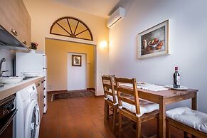 Classic Tuscany Apartment B by Mmega