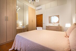 Classic Tuscany Apartment B by Mmega