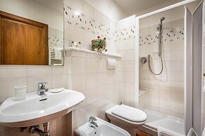 Classic Tuscany Apartment B by Mmega