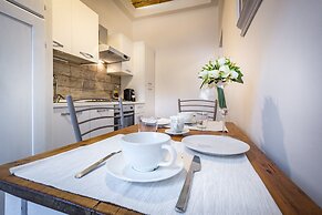 Arno Apartment B by Mmega