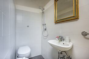 Arno Apartment B by Mmega