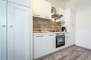 Arno Apartment B by Mmega