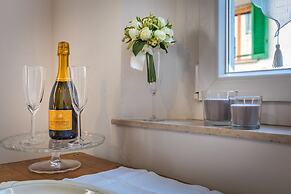 Arno Apartment B by Mmega