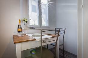 Arno Apartment B by Mmega