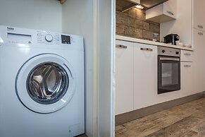 Arno Apartment B by Mmega