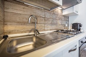 Arno Apartment B by Mmega