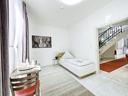 Amanda Hostel