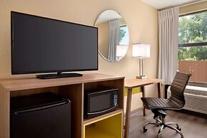 Days Inn & Suites by Wyndham Merrillville