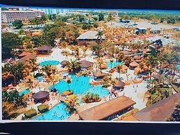 Frente ao Parque da Lagoa Quente, Apto particular com varanda e vista 