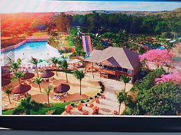 Frente ao Parque da Lagoa Quente, Apto particular com varanda e vista 