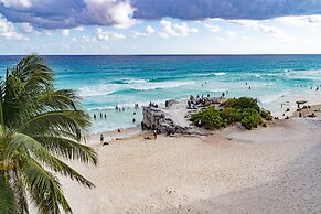 Paradise Beachfront & Nightlife Heart
