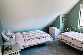 Hillside Cottage Retreat