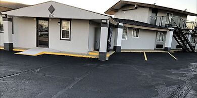 Deluxe Inn & Suites By OYO Miami OK