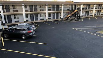 Deluxe Inn & Suites By OYO Miami OK