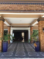 EM Royalle Hotel & Beach Resort