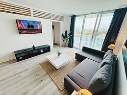 The Tides on Hollywood