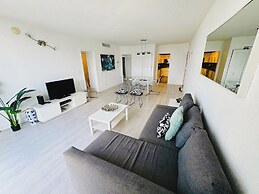 The Tides on Hollywood