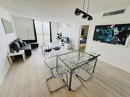 The Tides on Hollywood