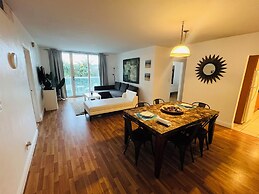 The Tides on Hollywood