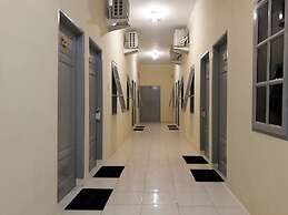 OYO Living 1332 Almonsari Residence