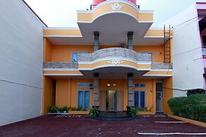 OYO Living 1332 Almonsari Residence