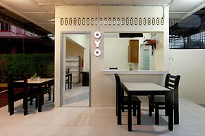 OYO Living 1332 Almonsari Residence