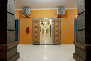 OYO Living 1332 Almonsari Residence