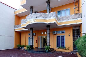 OYO Living 1332 Almonsari Residence