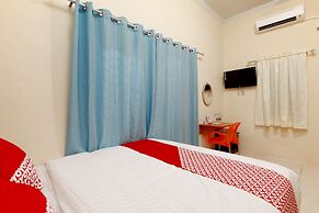 OYO Living 1332 Almonsari Residence