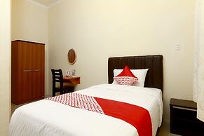 OYO Living 1332 Almonsari Residence