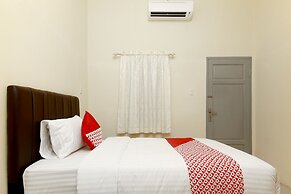 OYO Living 1332 Almonsari Residence