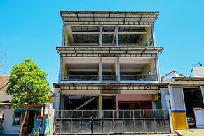 Super OYO 1759 Family Residence