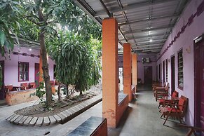 OYO Life 1972 Aman Family Inn Syariah