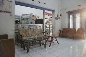 OYO Life 1972 Aman Family Inn Syariah