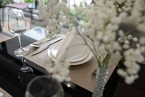 Sharon Apartment and Spa