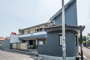 OYO 1460 Anyelir Residence