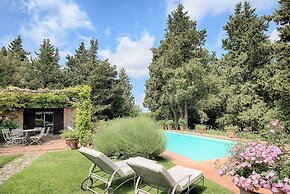 Villa in Castellina w. Pool, Garden & Winery