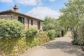 Villa in Castellina w. Pool, Garden & Winery