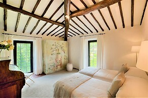 Villa in Castellina w. Pool, Garden & Winery