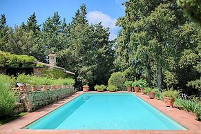 Villa in Castellina w. Pool, Garden & Winery