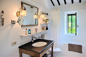 Villa in Castellina w. Pool, Garden & Winery