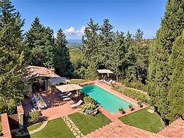 Villa in Castellina w. Pool, Garden & Winery