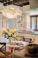 Villa in Castellina w. Pool, Garden & Winery