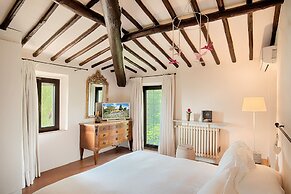 Villa in Castellina w. Pool, Garden & Winery