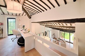 Villa in Castellina w. Pool, Garden & Winery