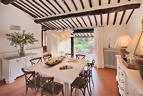 Villa in Castellina w. Pool, Garden & Winery