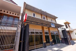 Super OYO 1506  Shabrina 2 Syariah